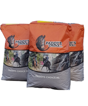 Drie zakken Paddy's Choice paardenvoer met afbeeldingen van paarden.